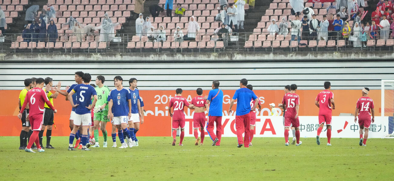 サッカー男子日本対北朝鮮　試合終了後、日本チーム、審判団を無視しサポーター席へ向かう北朝鮮イレブン（撮影・森本幸一）