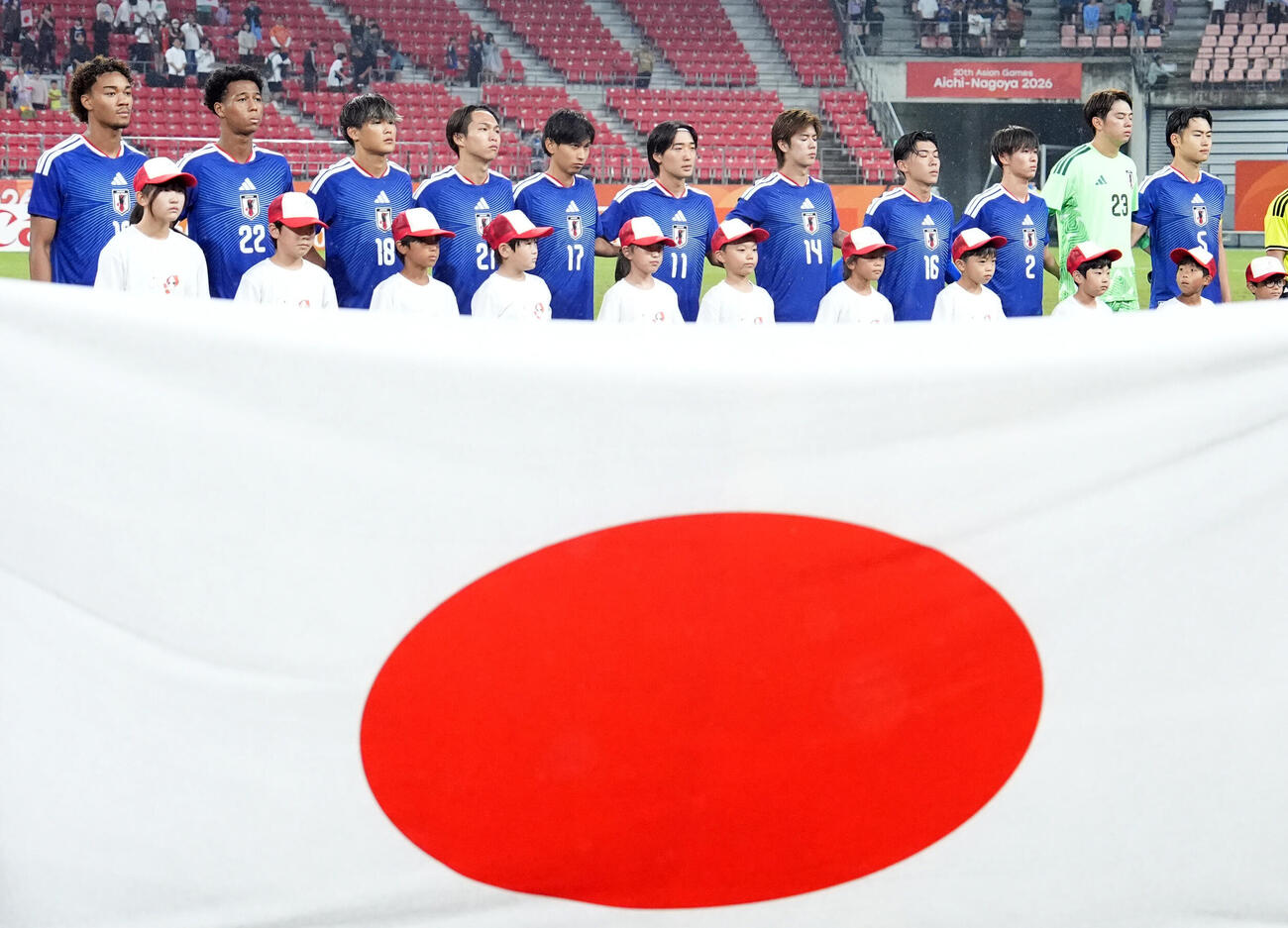 サッカー男子日本対北朝鮮　国歌斉唱する日本代表イレブン（撮影・森本幸一）