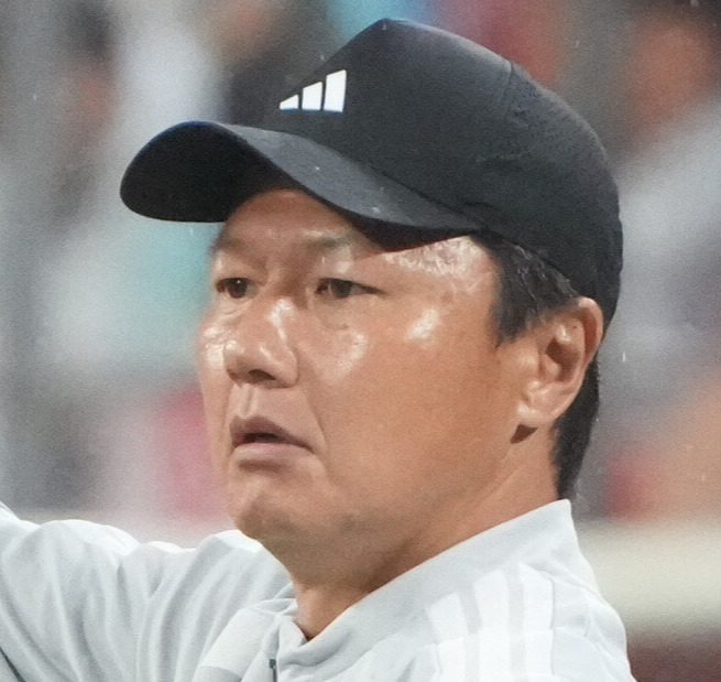 サッカー男子日本対北朝鮮　後半、日本大岩剛監督は選手に指示を出す（撮影・森本幸一）