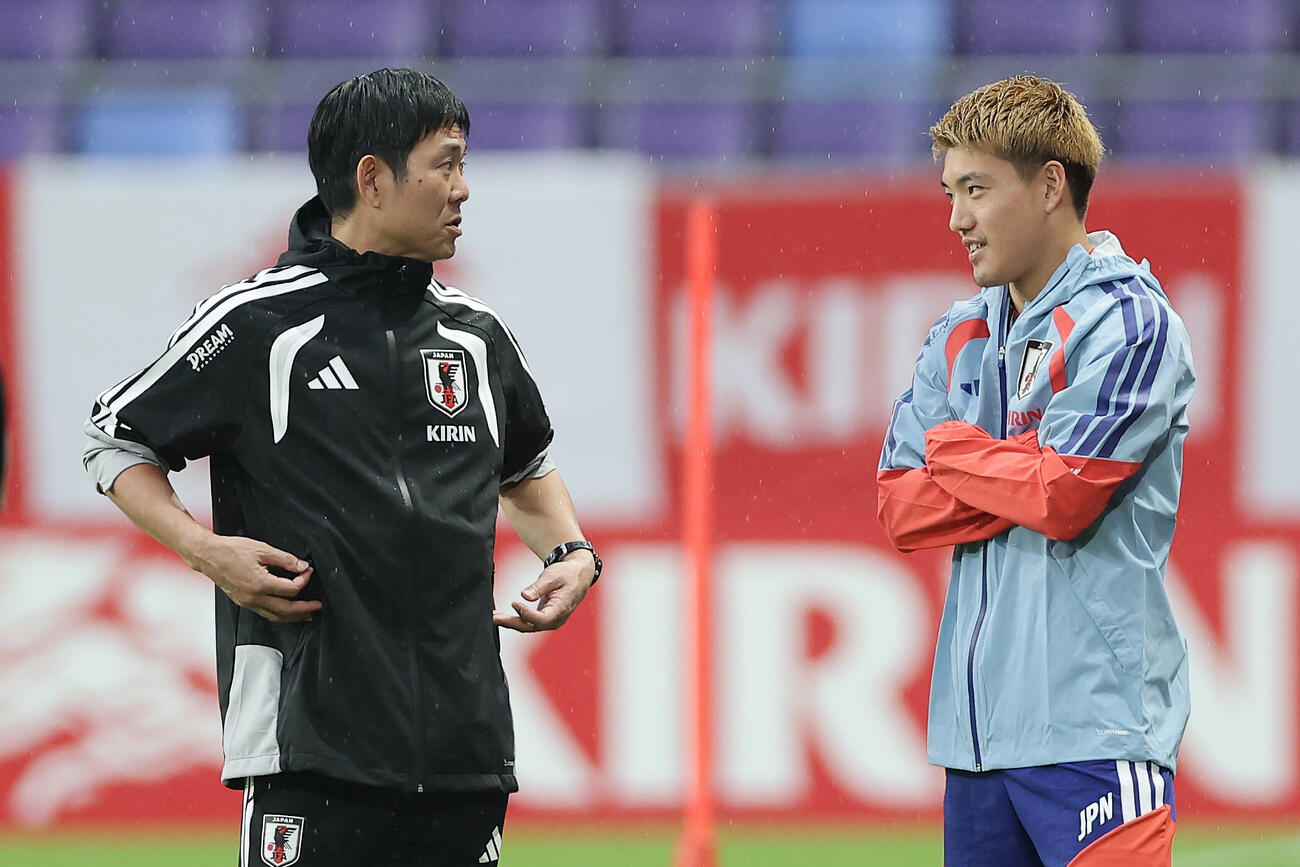 ベネズエラ戦の前日練習で言葉を交わす森保一監督（左）と堂安律（撮影・前田充）