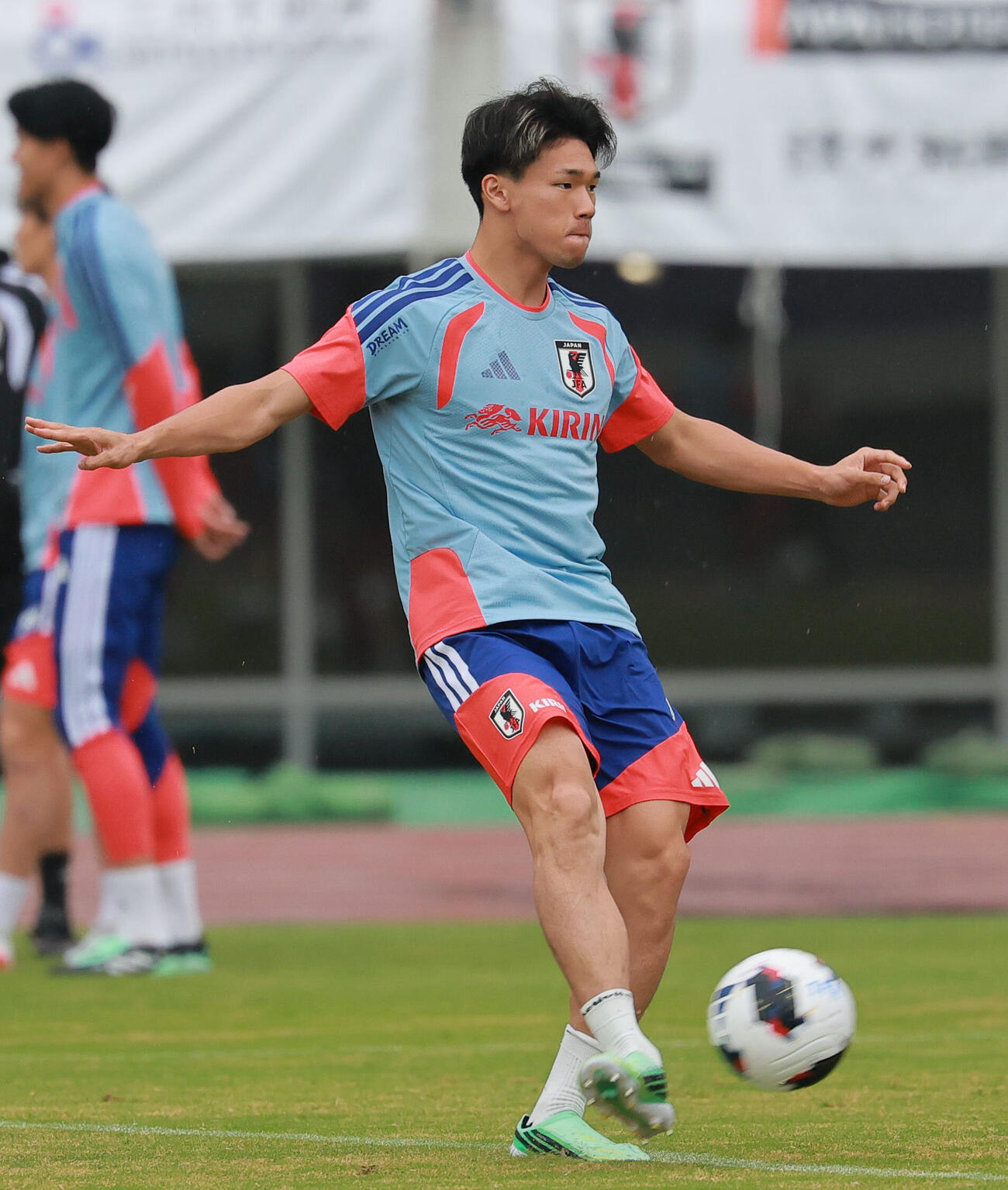 シュートを放つ塩貝健人（撮影・上山淳一）