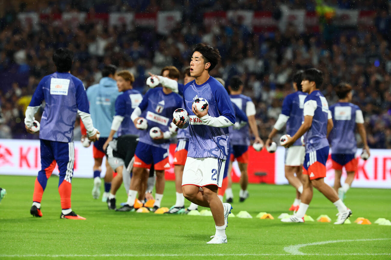 日本対ベネズエラ　ピッチに登場しスタンドにボールを投げる中野就斗（撮影・加藤哉）