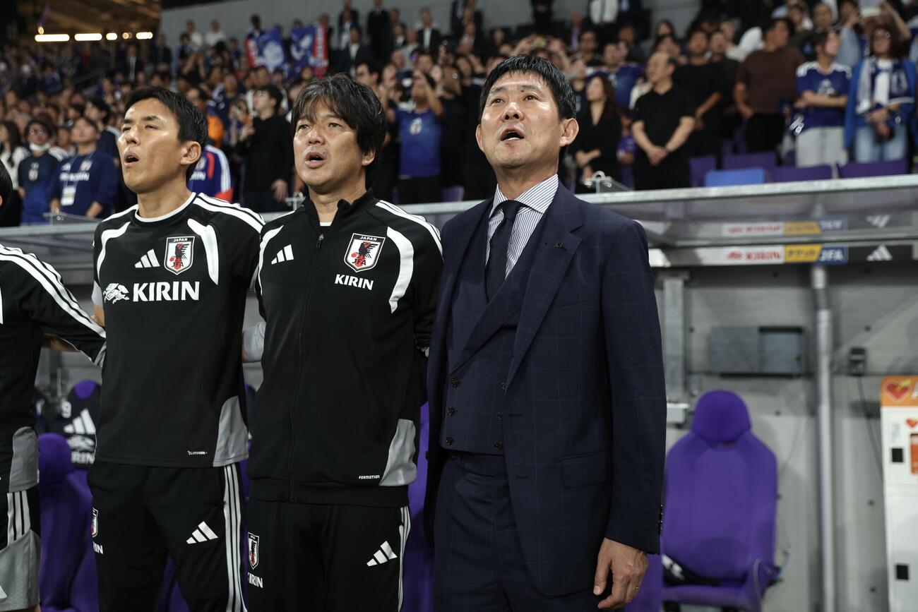日本対ベネズエラ　君が代を歌う森保一監督ら（撮影・前田充）