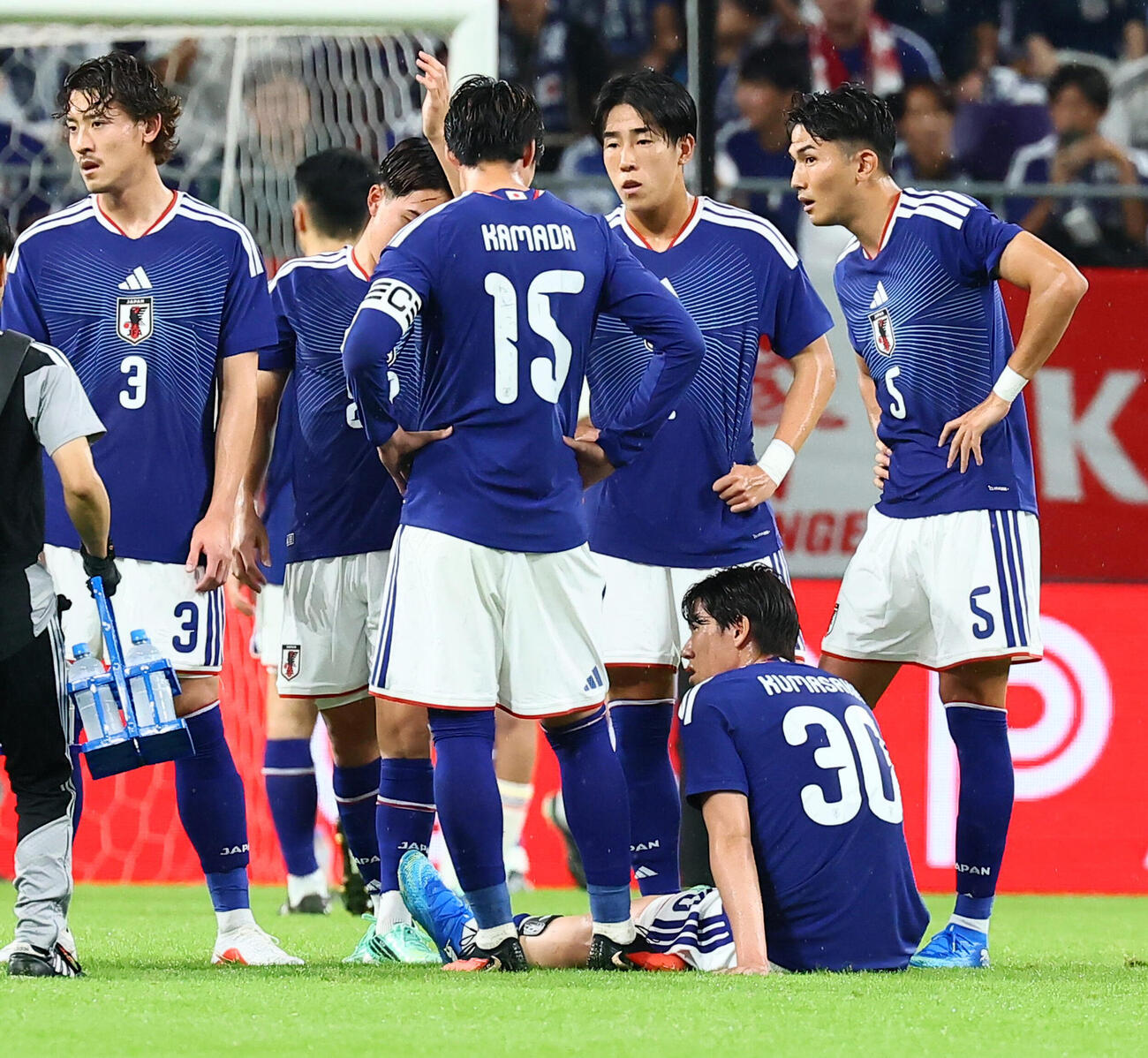 日本対ベネズエラ　前半、座り込む熊坂光希（撮影・加藤哉）