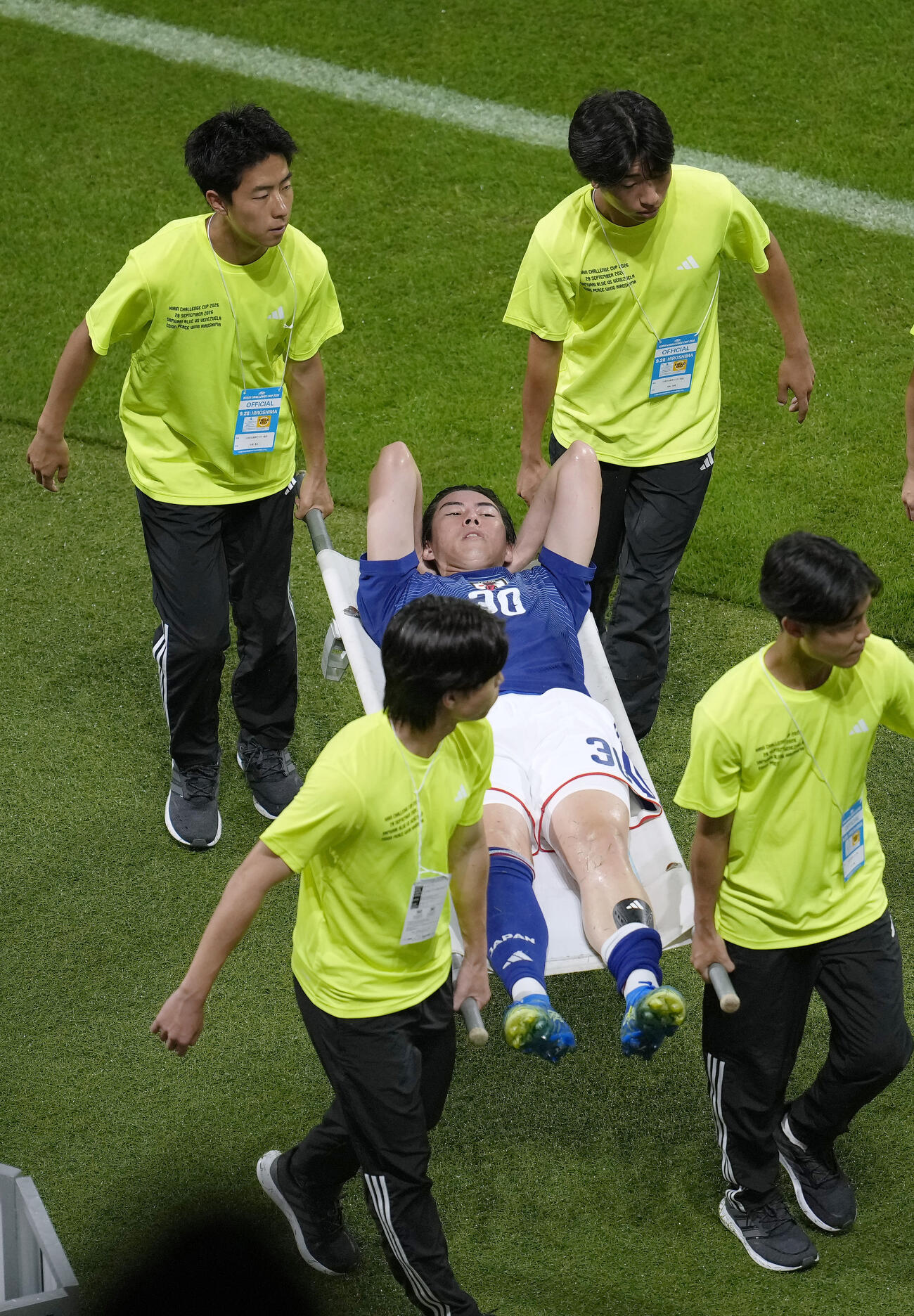 日本－ベネズエラ　前半、担架で運ばれる熊坂（共同）
