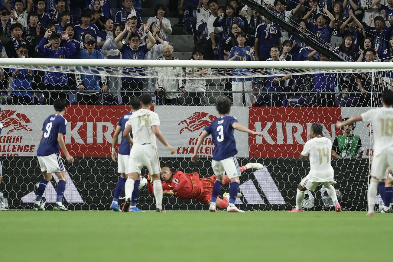 日本対ベネズエラ　前半、ボールをクリアするGK小久保玲央ブライアン（撮影・前田充）