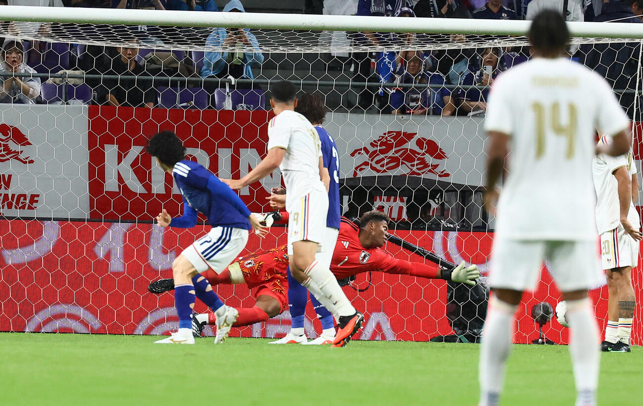日本対ベネズエラ　後半、ケルシーにゴールを決められるGK鈴木彩艶ら日本（撮影・加藤哉）