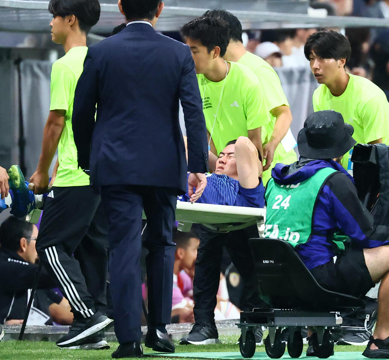 日本対ベネズエラ　前半、担架で運ばれ交代する熊坂光希（撮影・加藤哉）