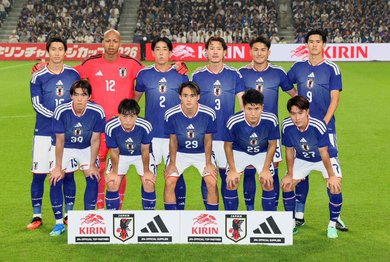 日本対ベネズエラ　ベネズエラ戦に臨む、前列左から熊坂光希、相馬勇紀、斎藤俊輔、鈴木淳之介、佐藤龍之介、後列左から鎌田大地、GK小久保玲央ブライアン、中野就斗、瀬古歩夢、渡辺剛、後藤啓介（撮影・加藤哉）