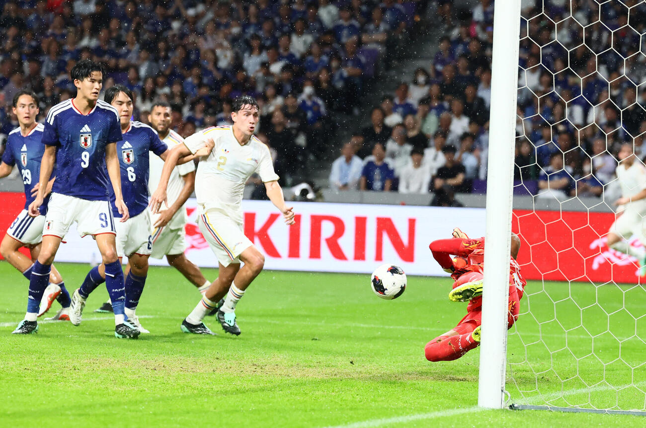日本対ベネズエラ　前半、ボールをセーブするGK小久保玲央ブライアン（撮影・加藤哉）