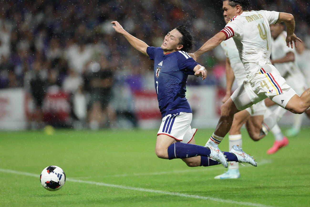 日本対ベネズエラ　後半、ファウルを受ける相馬勇紀（撮影・前田充）