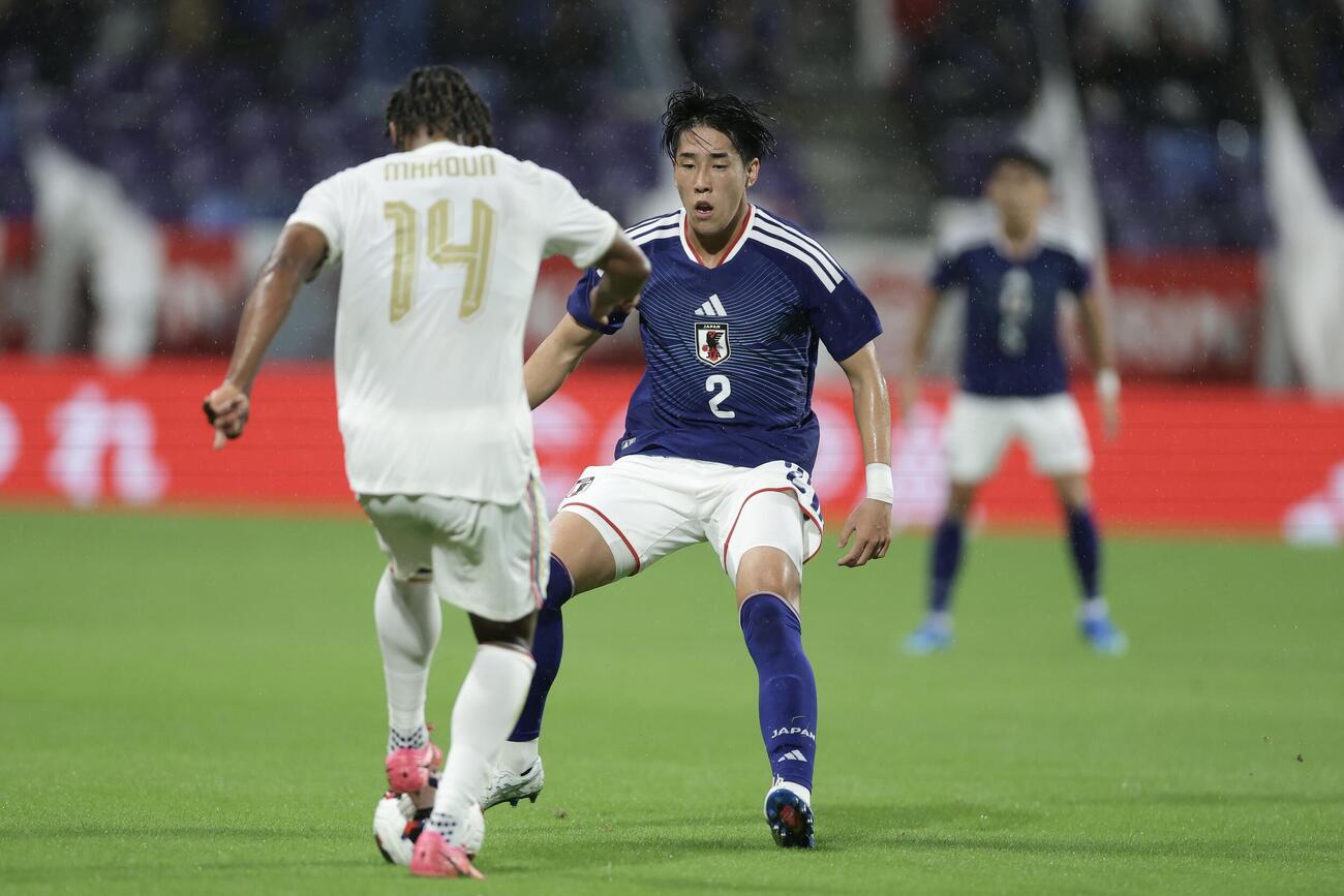 日本対ベネズエラ　前半、守備をする中野就斗（撮影・前田充）