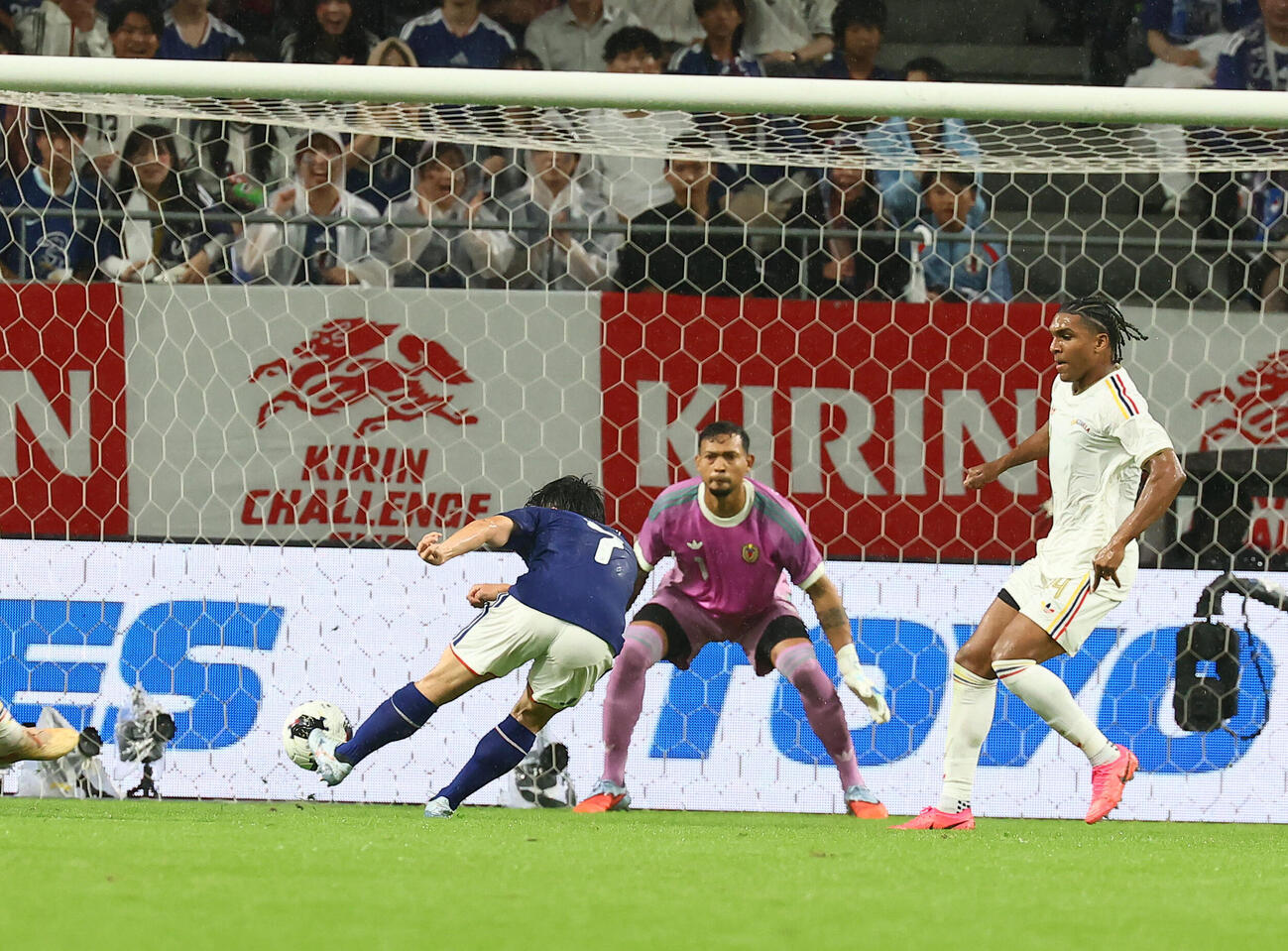 日本対ベネズエラ　前半、シュートを相馬勇紀（撮影・加藤哉）