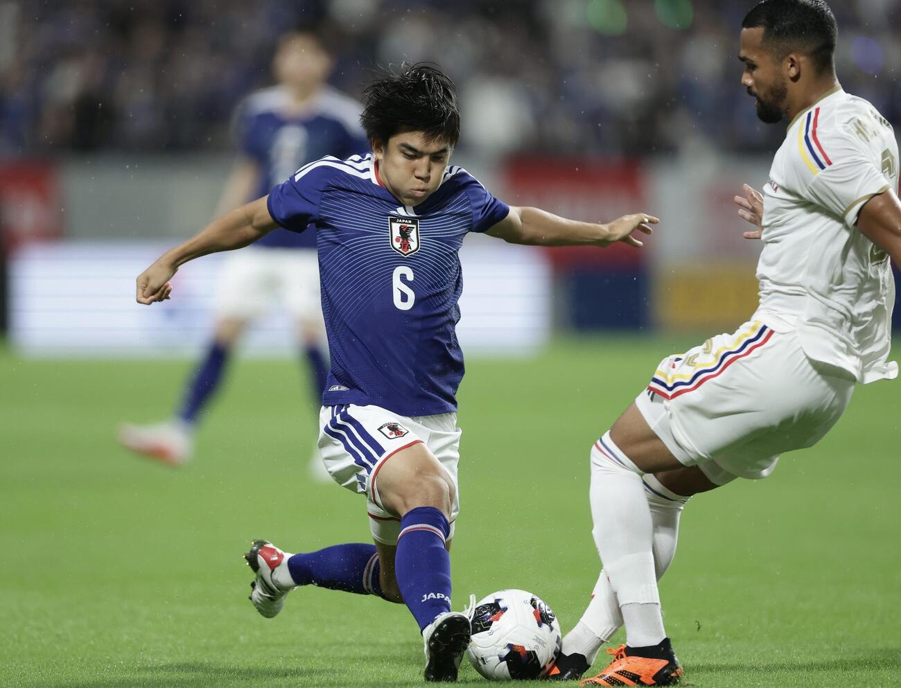 日本対ベネズエラ　前半、競り合う田中聡（撮影・前田充）