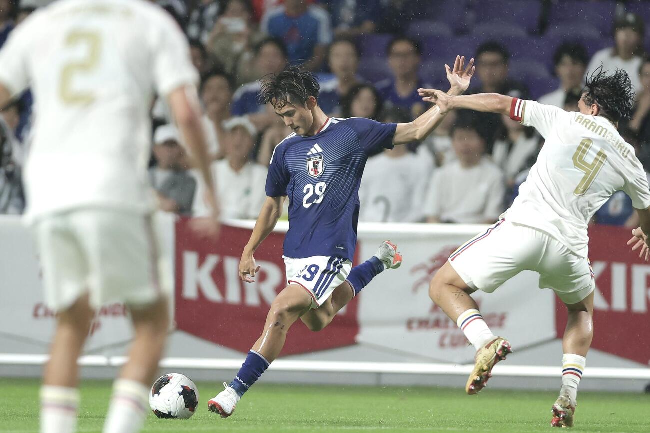 日本対ベネズエラ　前半、クロスを上げる斎藤俊輔（撮影・前田充）