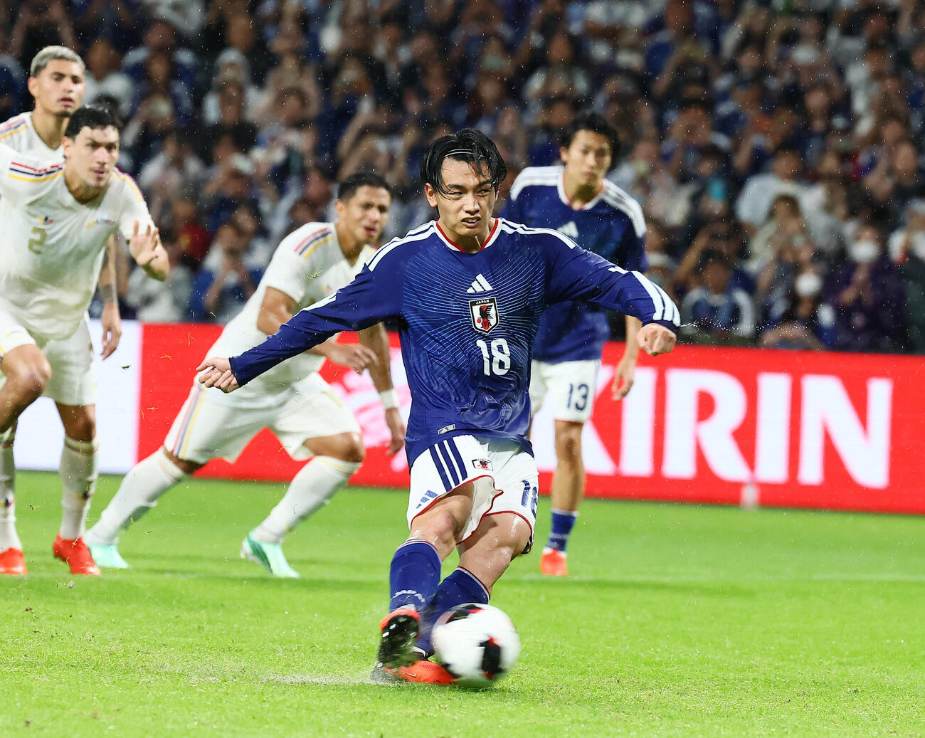 日本対ベネズエラ　後半、自身2点目となるPKを決める上田綺世（撮影・加藤哉）