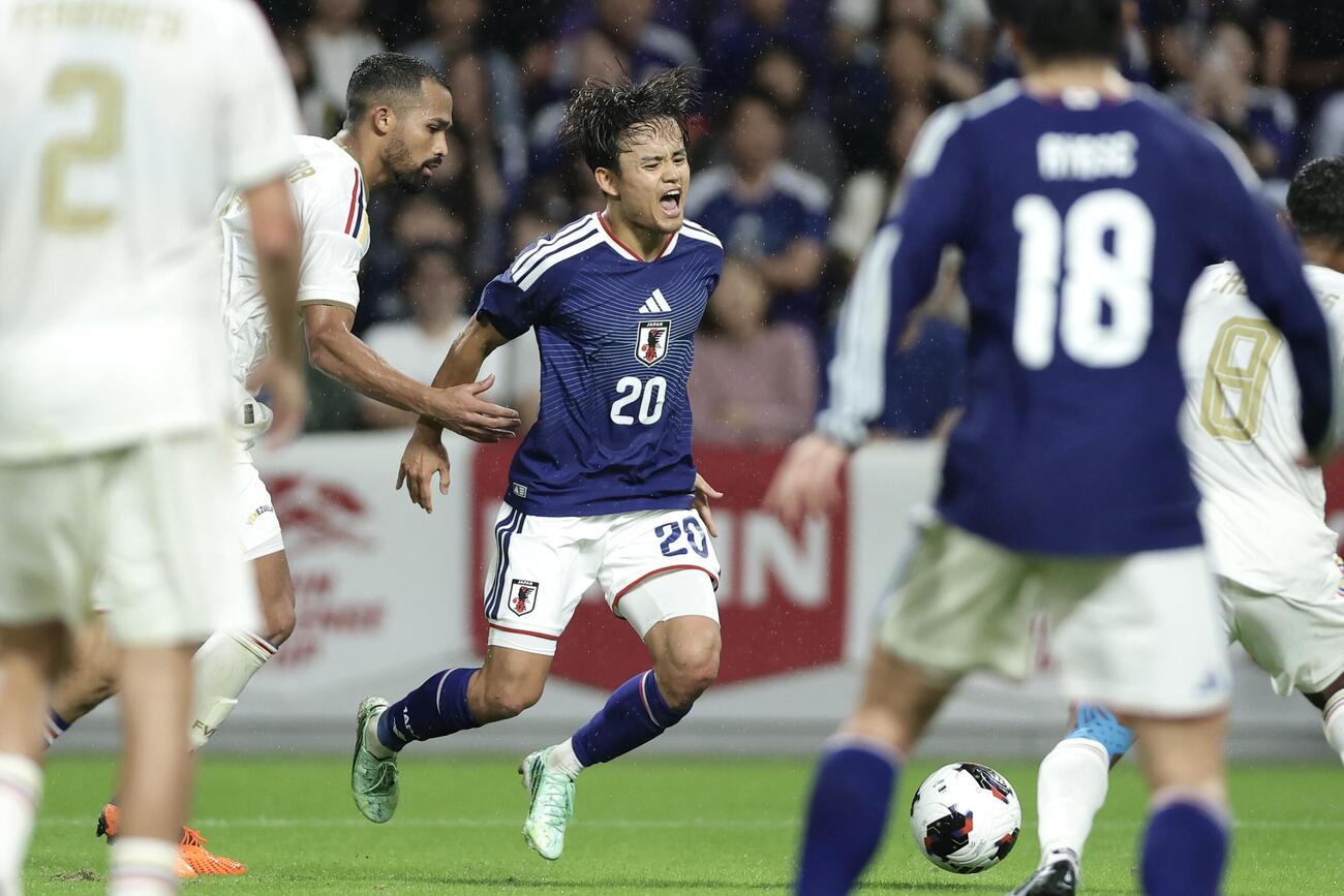 日本対ベネズエラ　後半、ドリブルで仕掛け、ファウルを受ける久保建英（撮影・前田充）