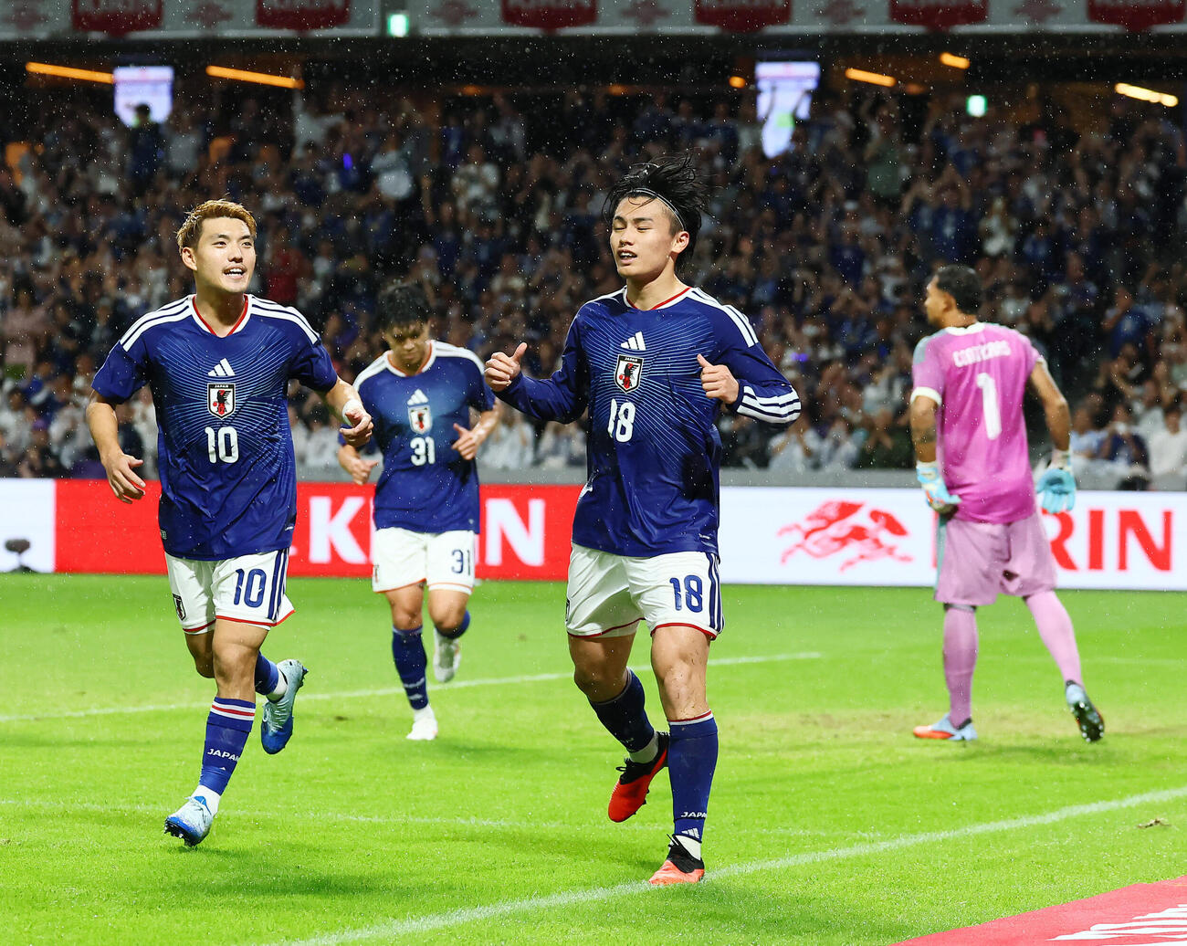 日本対ベネズエラ　後半、自身2点目となるPKを決め喜ぶ上田綺世（右）（撮影・加藤哉）