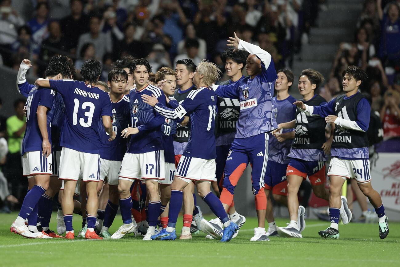 日本対ベネズエラ　後半、上田綺世がPKを決め喜ぶ日本イレブン（撮影・前田充）