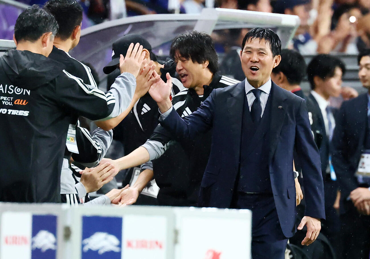 日本対ベネズエラ　ベネズエラに勝利し、笑顔を見せる森保一監督（右）（撮影・加藤哉）