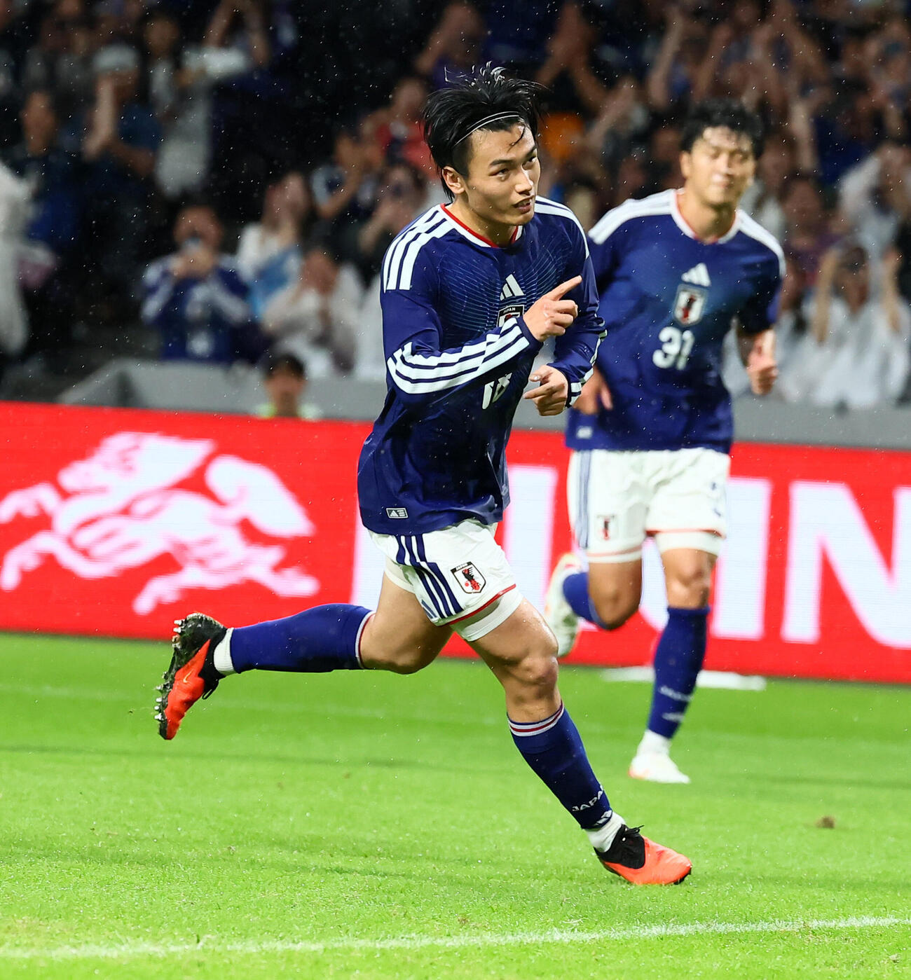日本対ベネズエラ　後半、自身2点目となるPKを決め駆け出す上田綺世（撮影・加藤哉）