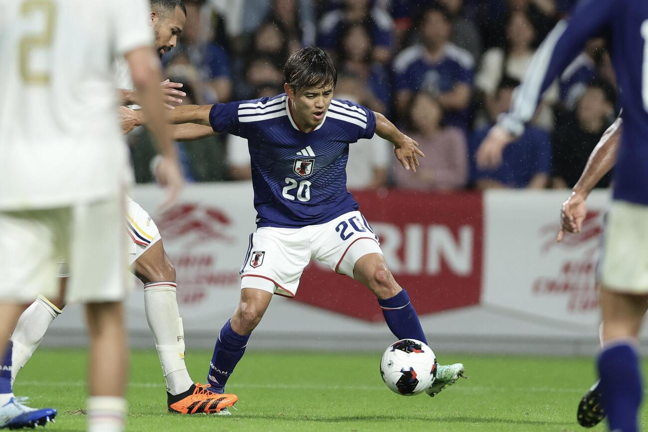 日本対ベネズエラ　後半、ドリブルで仕掛け、ファウルを受ける久保建英（撮影・前田充）