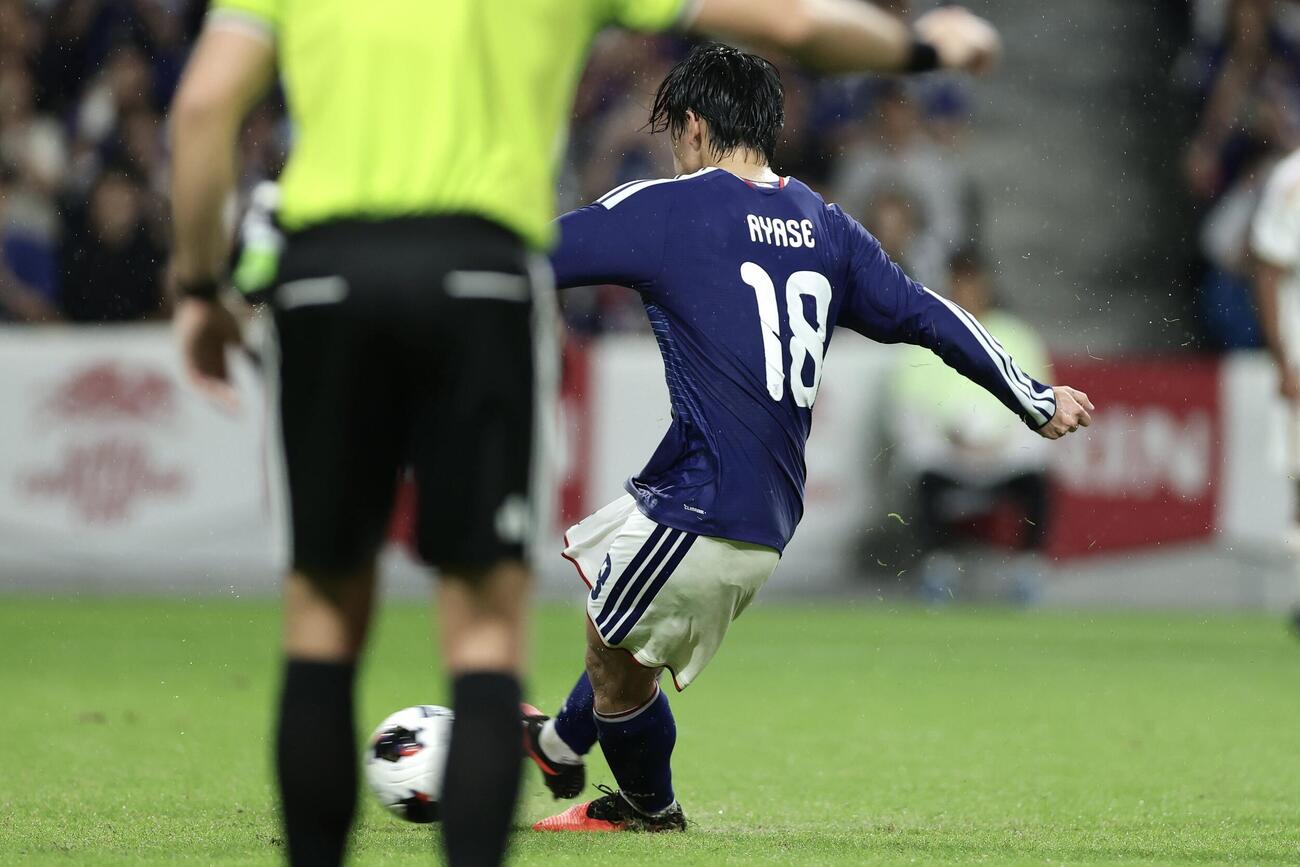 日本対ベネズエラ　後半、自身2点目となるPKを決める上田綺世（撮影・前田充）