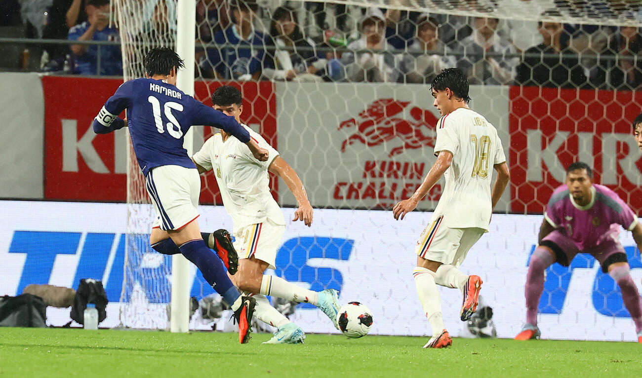 日本対ベネズエラ　前半、ヒールパスを出す鎌田大地（撮影・加藤哉）