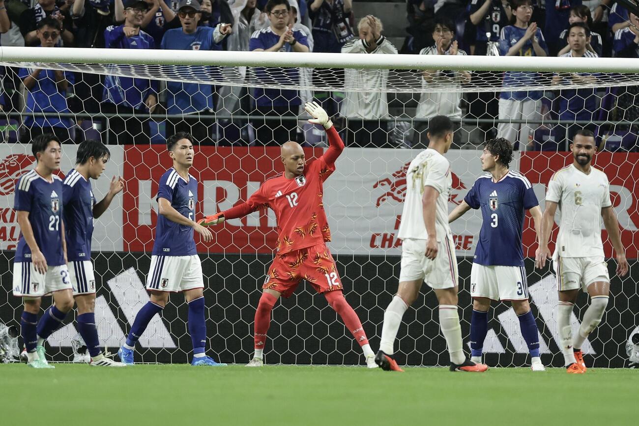 日本対ベネズエラ　前半、セーブし、タッチを交わすGK小久保玲央ブライアン（中央）（撮影・前田充）