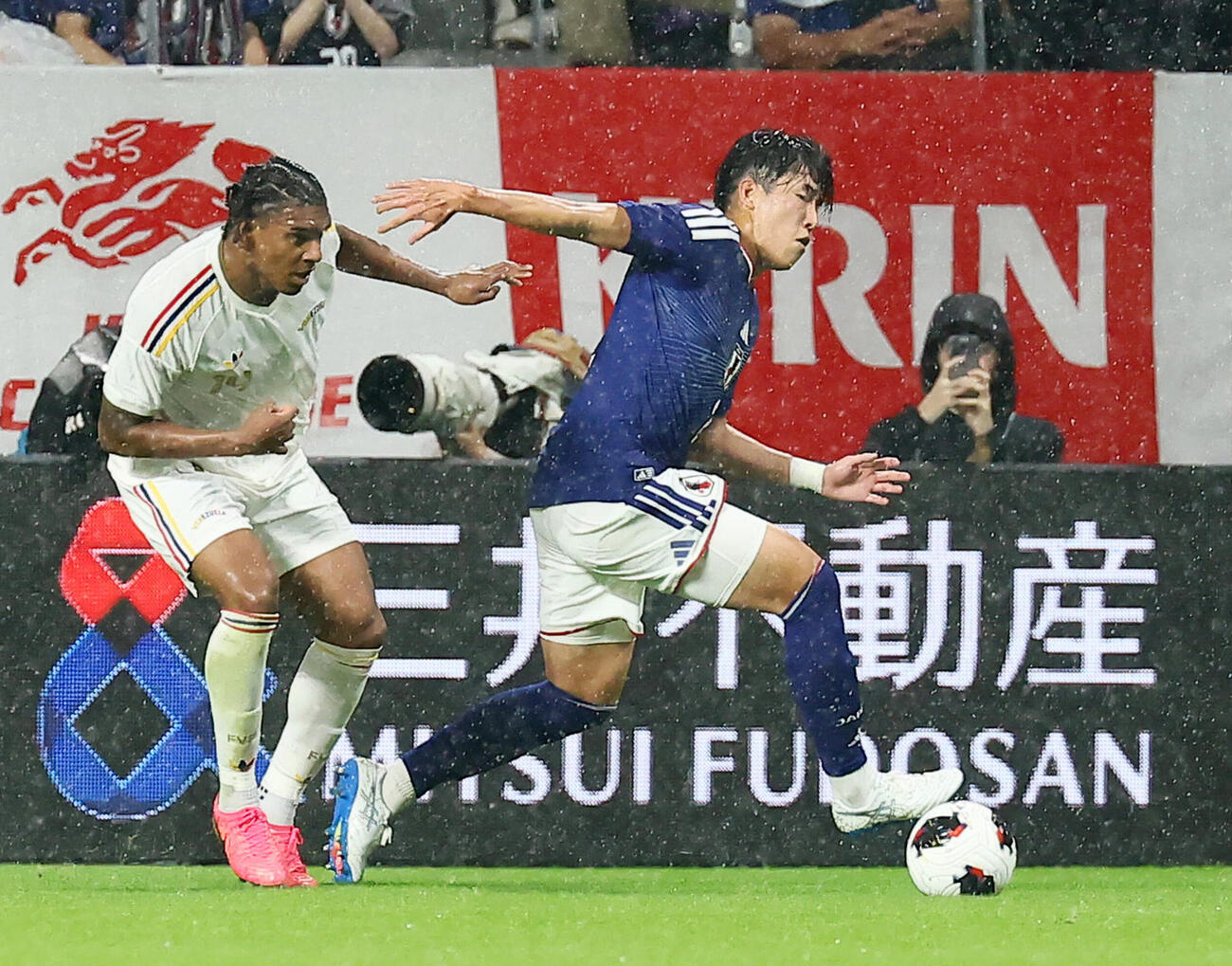 日本対ベネズエラ　前半、競り合う中野就斗（撮影・加藤哉）
