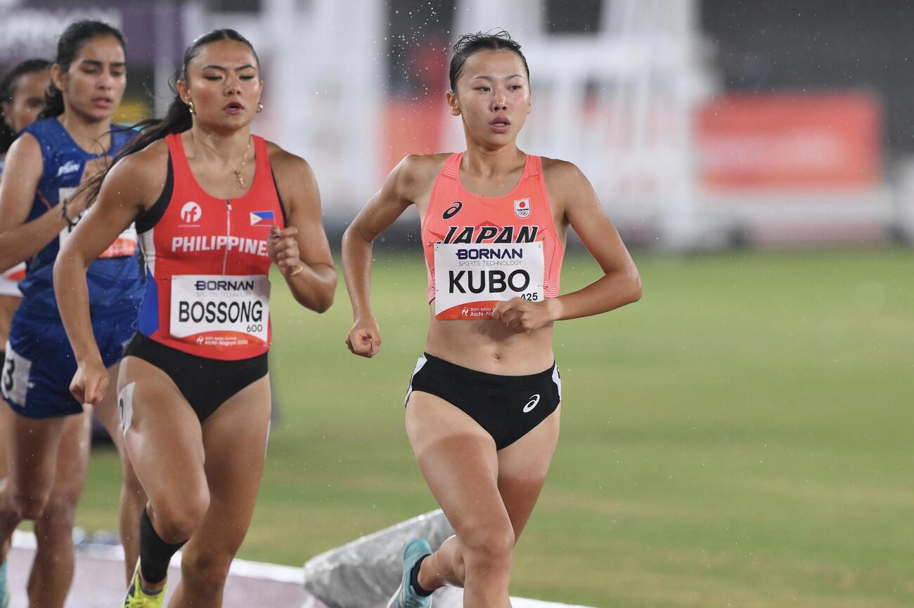 女子800メートル予選で力走する久保凛（右）（撮影・滝沢徹郎）