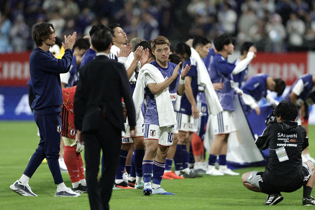 日本対ベネズエラ　試合後、サポーターにあいさつする堂安律（中央）ら（撮影・前田充）