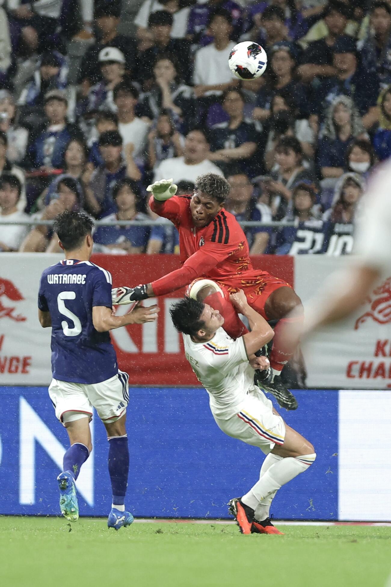 日本対ベネズエラ　後半、パンチングするGK鈴木彩艶（撮影・前田充）