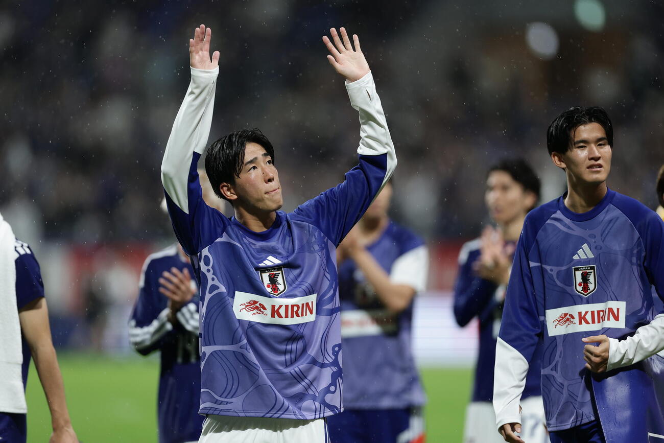 日本対ベネズエラ　試合後、サポーターにあいさつする中野就斗（左）ら（撮影・前田充）