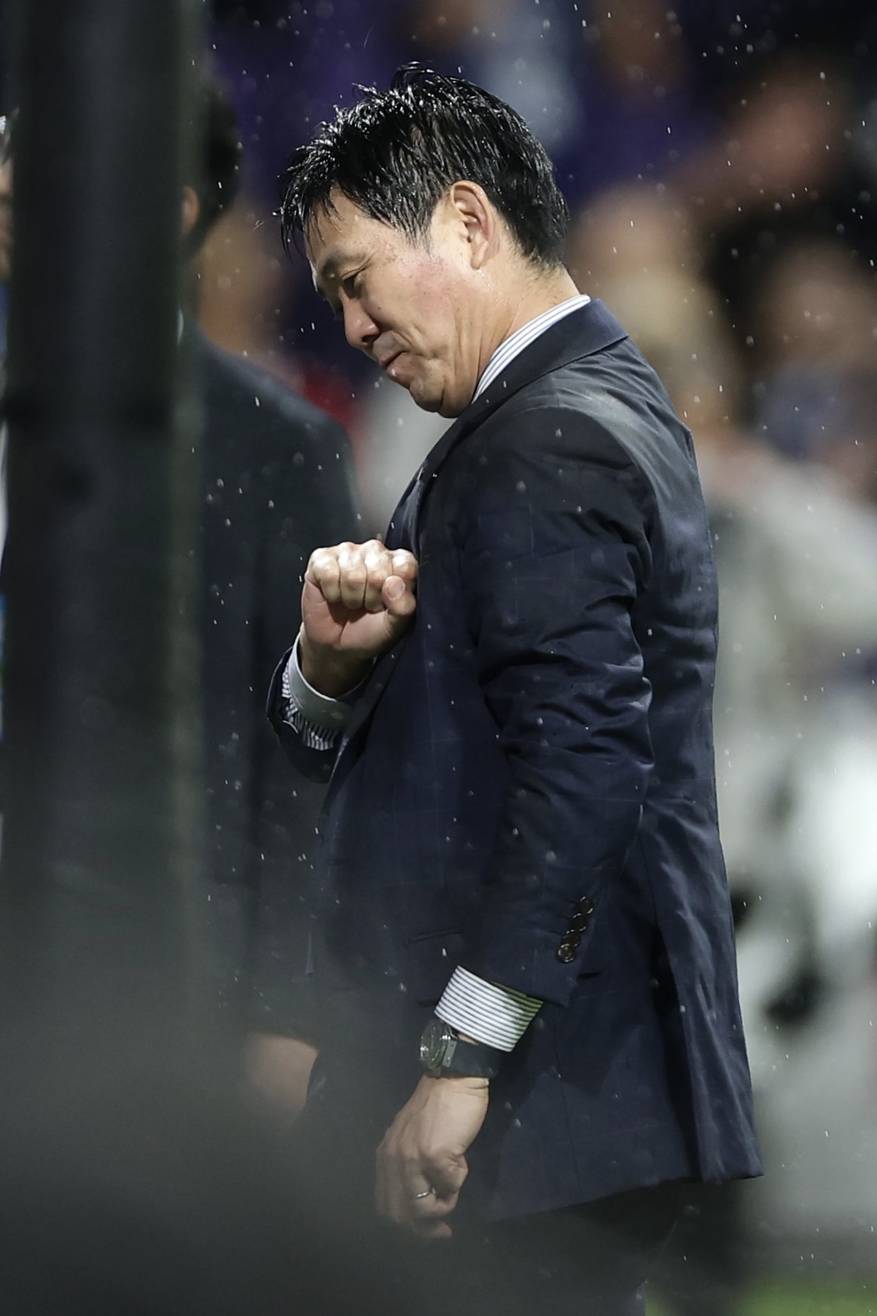 日本対ベネズエラ　試合後、サポーターの前で胸をたたく森保一監督（撮影・前田充）