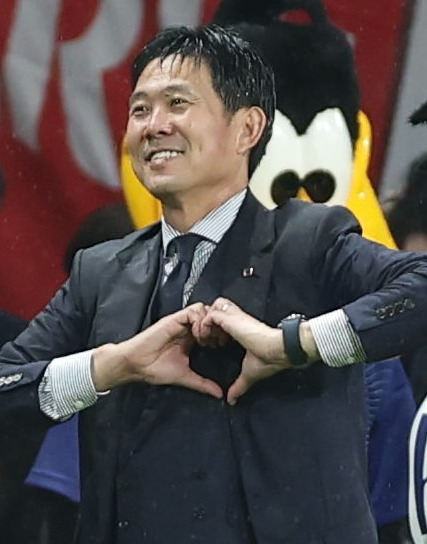 日本対ベネズエラ　試合後、サポーターの声援にハートマークで応え引き揚げる森保一監督（撮影・前田充）