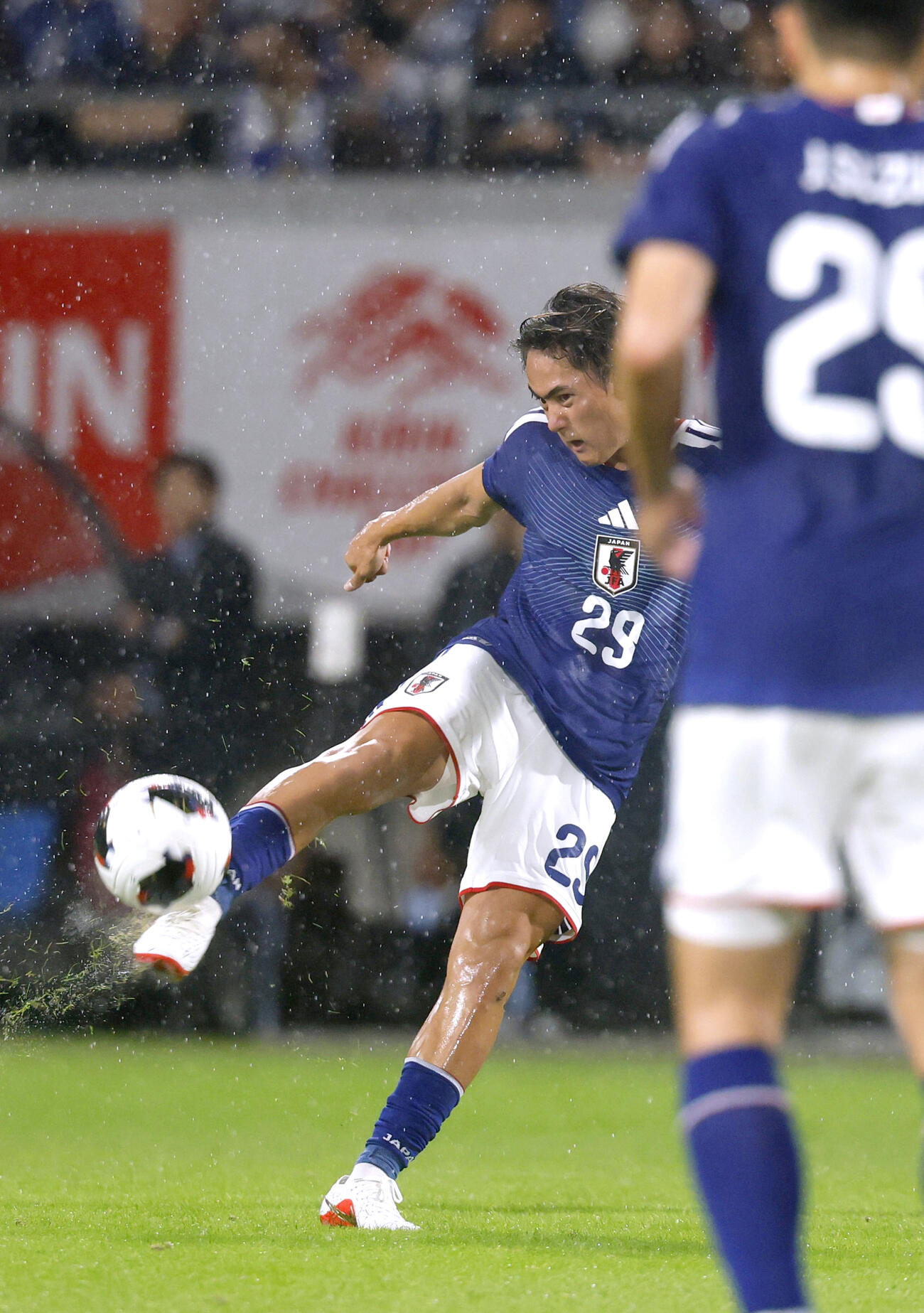 日本－ベネズエラ　前半、ゴールを狙う斎藤（共同）