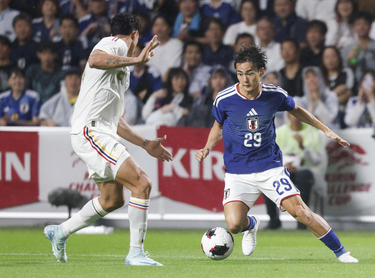 日本－ベネズエラ　前半、攻め込む斎藤（右）（共同）