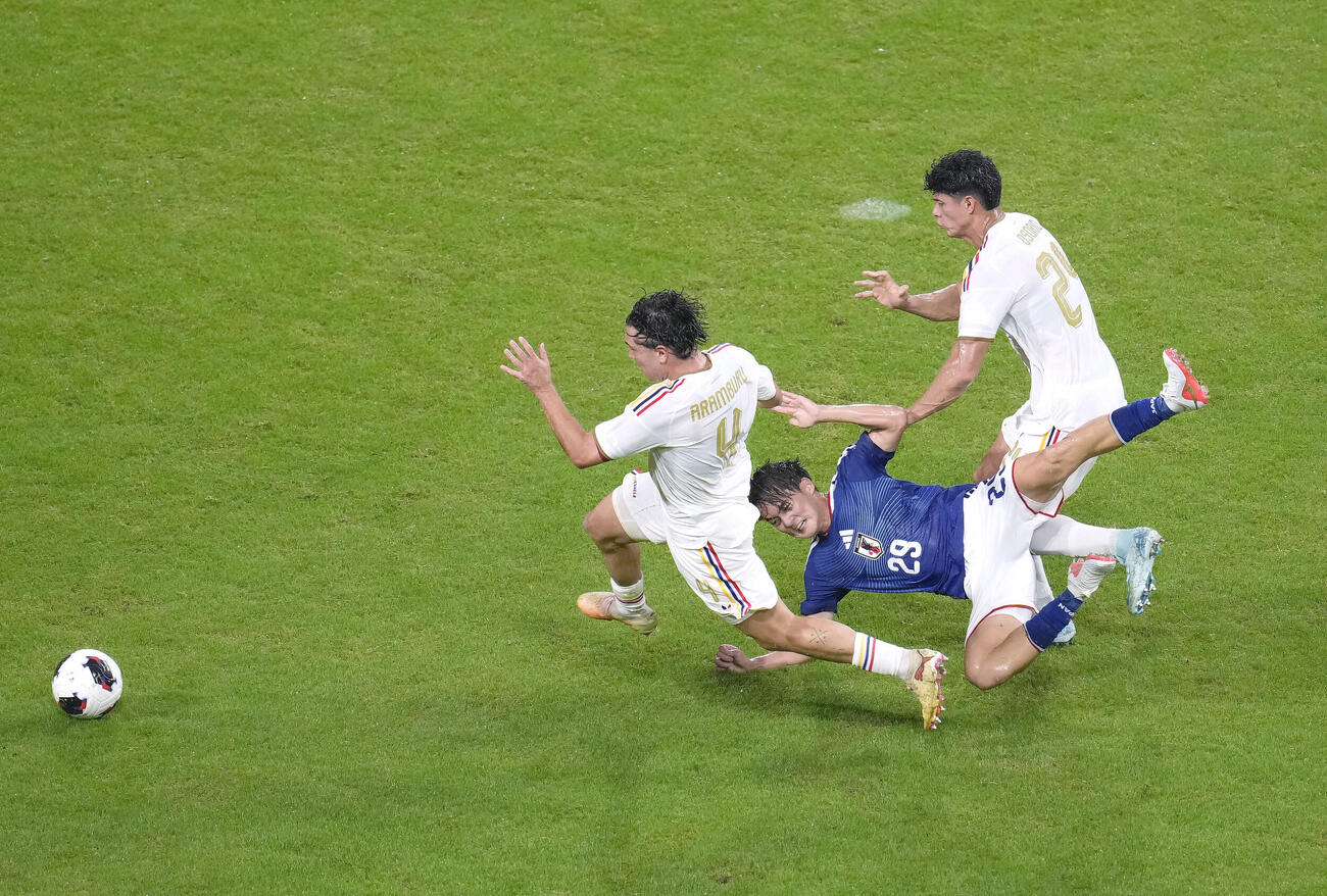日本－ベネズエラ　前半、激しく競り合う斎藤（中央）（共同）