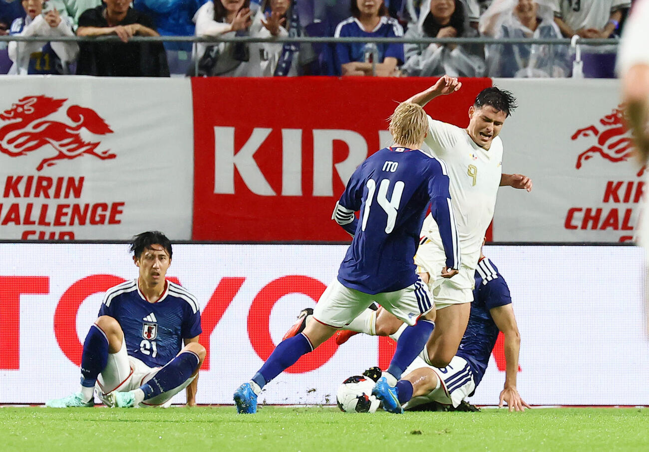 日本対ベネズエラ　後半、交錯する鈴木淳之介（右奥）とベネズエラのヘスス・ラミレス（撮影・加藤哉）