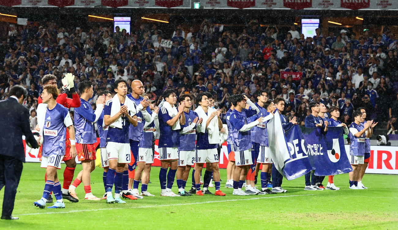 日本対ベネズエラ　試合後、サポーターにあいさつする日本イレブン（撮影・加藤哉）