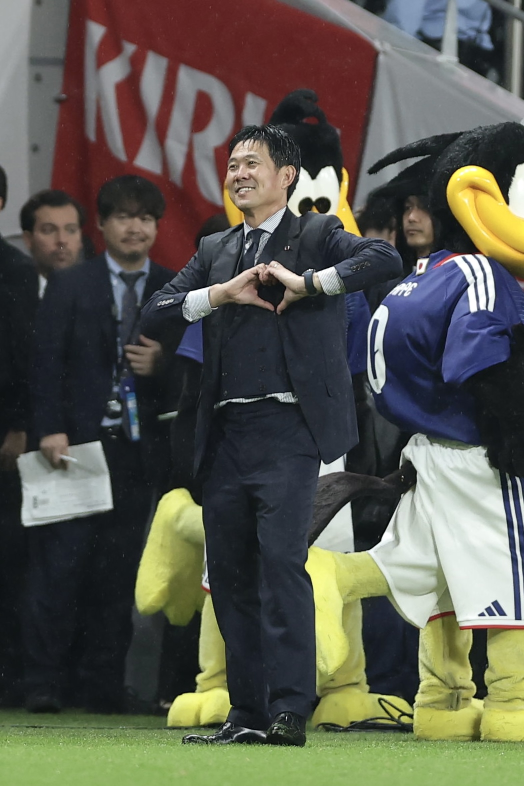 日本対ベネズエラ　試合後、サポーターの声援にハートマークで応え引き揚げる森保一監督（撮影・前田充）