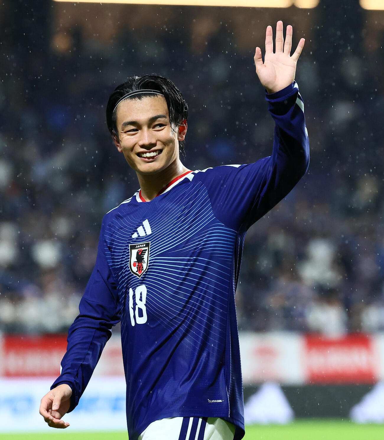 日本対ベネズエラ　試合後スタンドにあいさつする上田綺世（撮影・加藤哉）