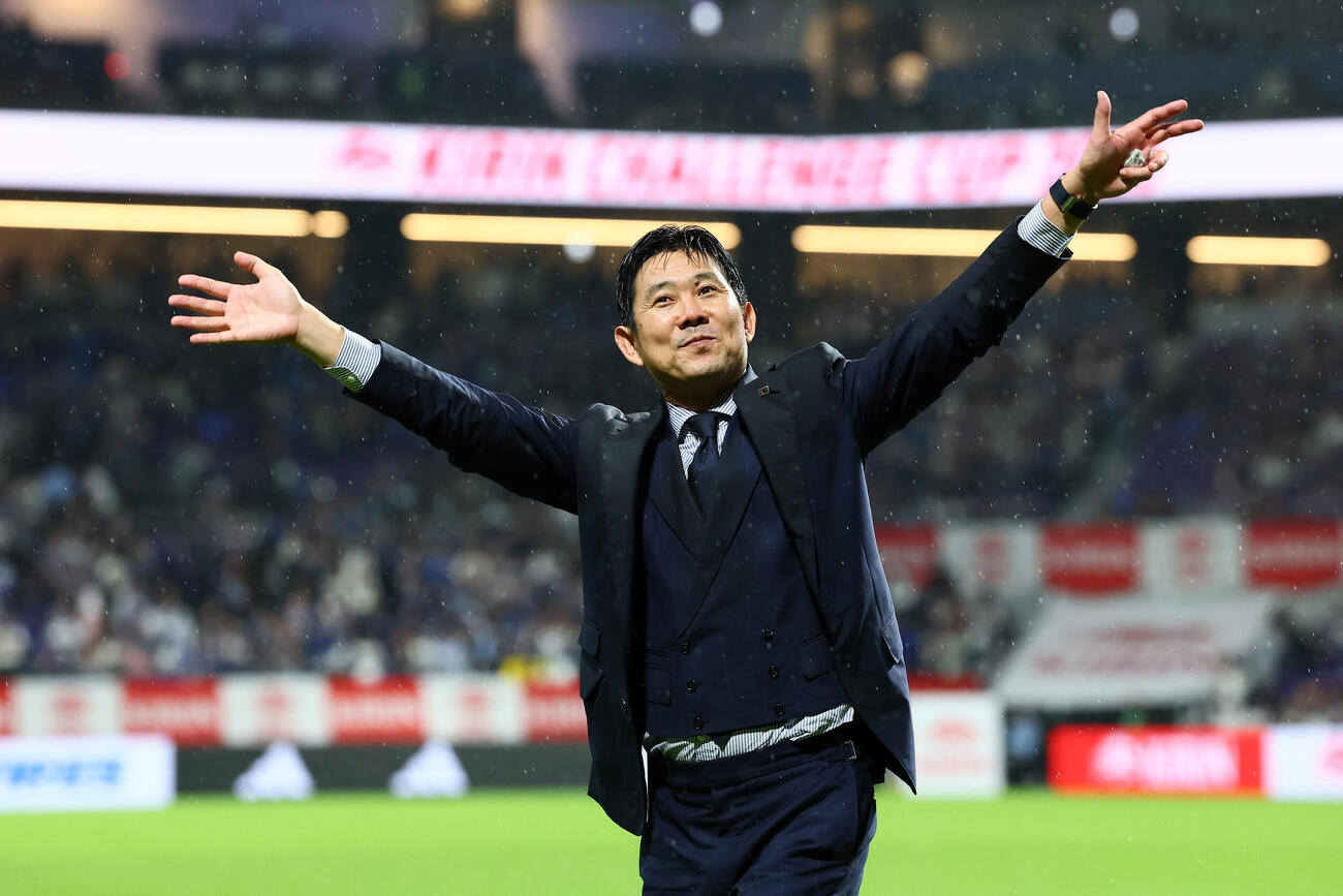 日本対ベネズエラ　試合後笑顔で手を振りながら場内1周する森保一監督（撮影・加藤哉）