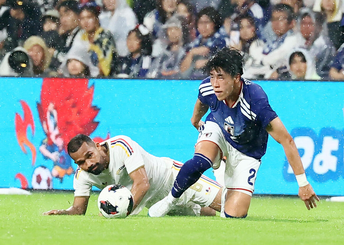 日本対ベネズエラ　前半、スライディングで相手のドリブルを止める中野就斗（撮影・加藤哉）