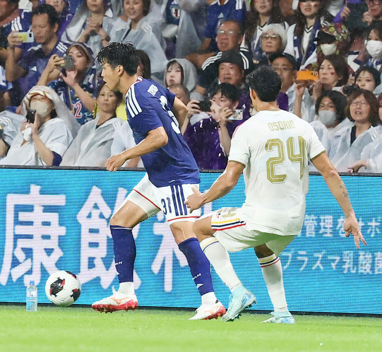 日本対ベネズエラ　後半、左サイドからボールを持ち出す谷村海那（撮影・加藤哉）
