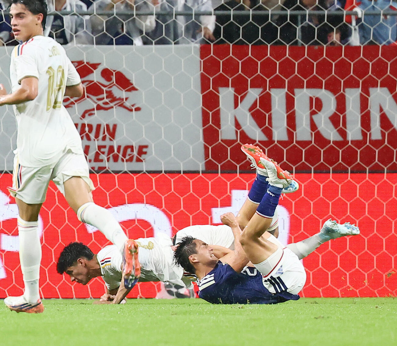 日本対ベネズエラ　前半、相手ゴール前で転倒する斎藤俊輔（撮影・加藤哉）