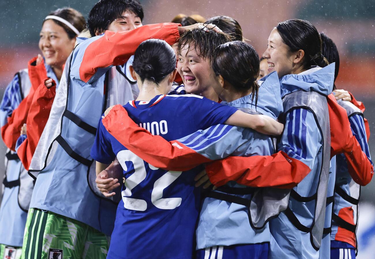 日本対韓国　後半、自身2点目のゴールを決め、祝福される神谷（中央）（共同）