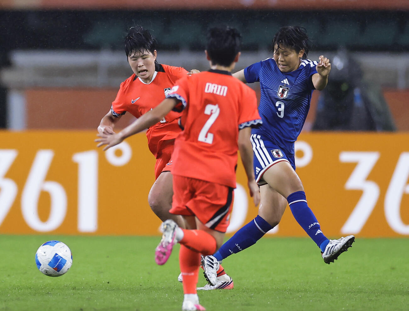日本－韓国　後半、競り合う大箸（右）＝静岡スタジアム（共同）