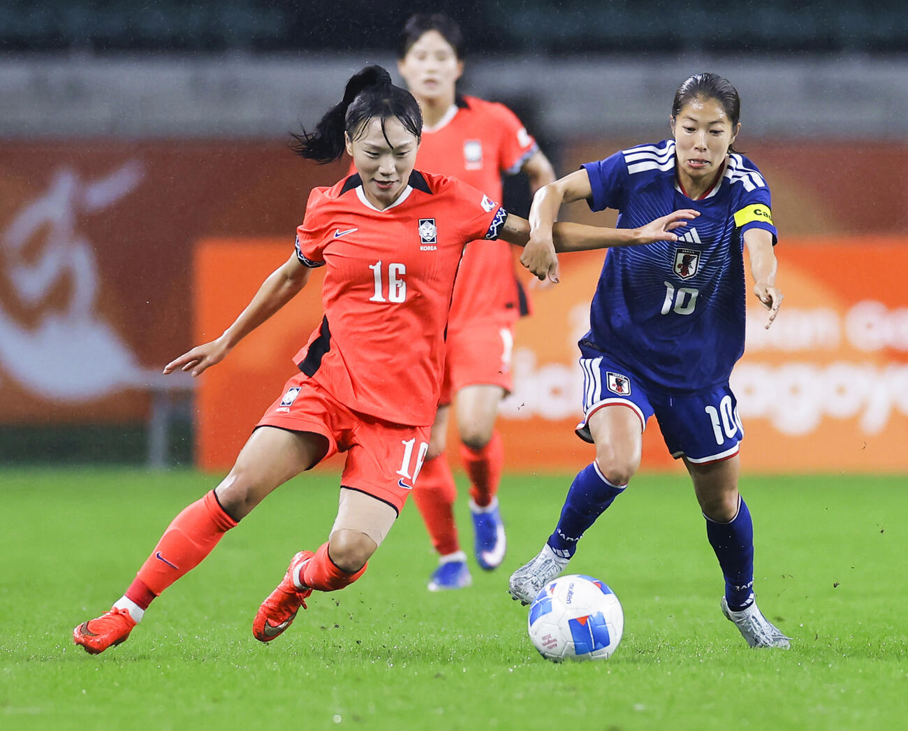 日本－韓国　前半、競り合う成宮（右）＝静岡スタジアム（共同）